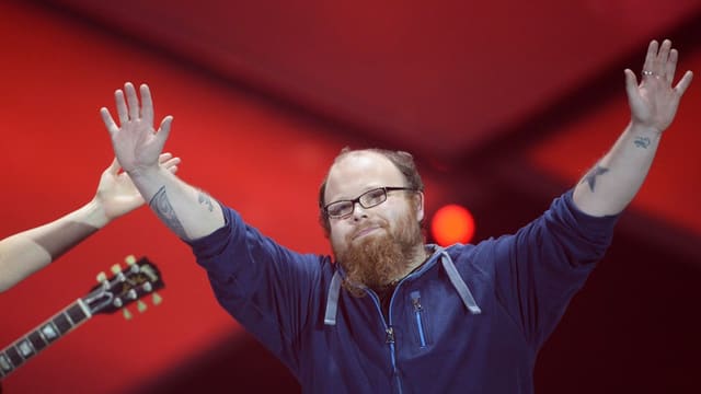 Andreas Kümmert streckt beide Arme zu einem V aus. Andreas Kümmert streckt beide Arme zu einem V aus.