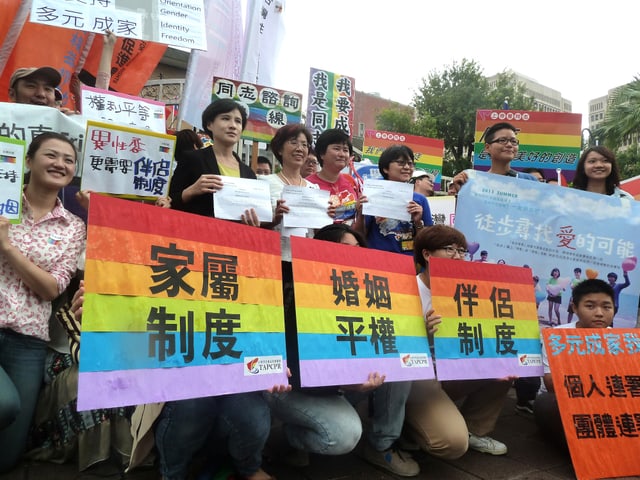 Aktivisten und Abgeordnete demonstrieren vor dem taiwanischen Parlament.