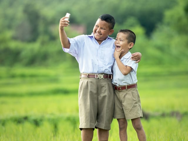Zwei Jungen machen ein «Selfie». Zwei Jungen machen ein «Selfie».