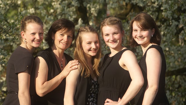 Gruppenbild mit einer Mutter und vier Töchtern. Gruppenbild mit einer Mutter und vier Töchtern.