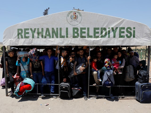 Syrische Flüchtlinge kehren zurück. Sie warten an der türkischen Grenze. Syrische Flüchtlinge kehren zurück. Sie warten an der türkischen Grenze.