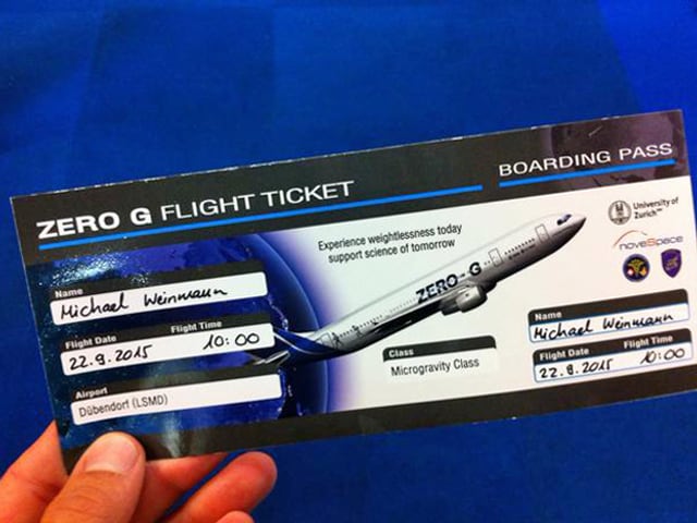 Hand hält Ticket.
