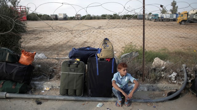 Menschen an der Grenze zwischen Äpypten und Gaza. Menschen an der Grenze zwischen Äpypten und Gaza.