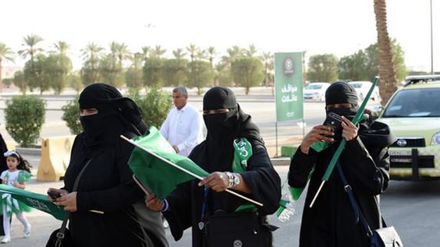 Saudische Frauen unterwegs ins Stadion. Saudische Frauen unterwegs ins Stadion.
