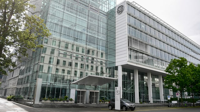 Grosses Bürogebäude mit Glasfassade in Baden Grosses Bürogebäude mit Glasfassade in Baden