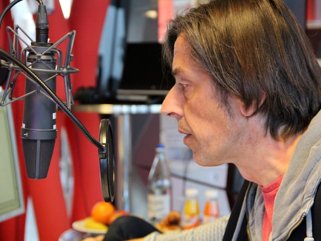 Pedro Lenz am Mikrofon.