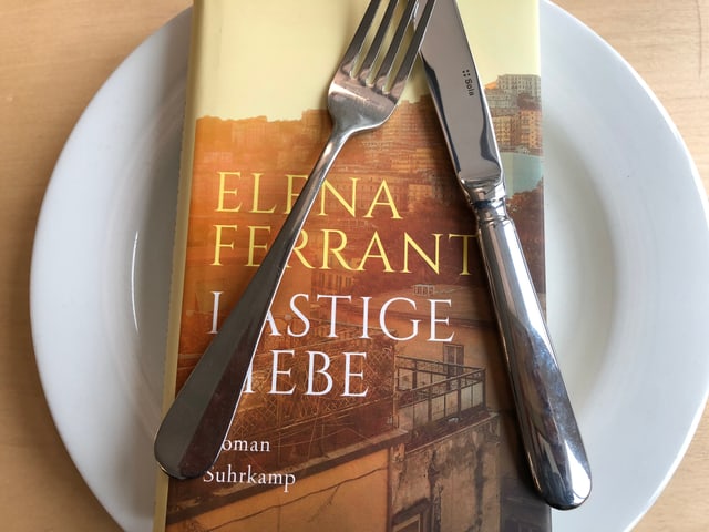 «Lästige Liebe» liegt auf einem Teller, Messer und Gabel darüber «Lästige Liebe» liegt auf einem Teller, Messer und Gabel darüber