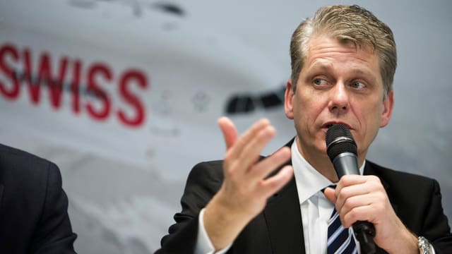 Hohmeister spricht in das Mikrofon und gestikuliert Hohmeister spricht in das Mikrofon und gestikuliert