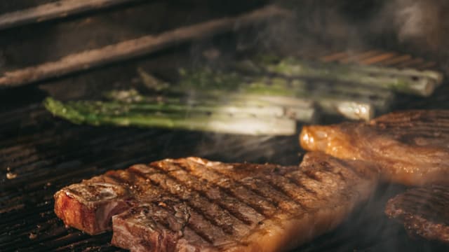 Spargeln und Fleisch auf dem Grill. Spargeln und Fleisch auf dem Grill.
