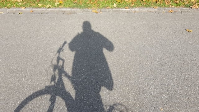 Ein Schatten von einem Mann auf dem Velo. Ein Schatten von einem Mann auf dem Velo.