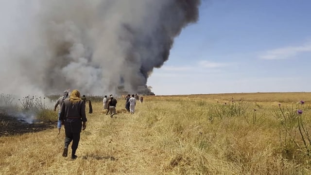 Menschen versuchen am 28. Mai 2019 in Jaabar in der Provinz Rakka ein Feuer zu löschen. Menschen versuchen am 28. Mai 2019 in Jaabar in der Provinz Rakka ein Feuer zu löschen.