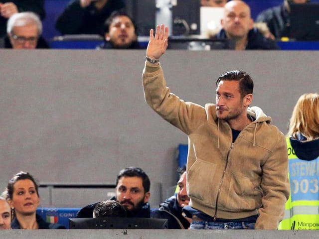Totti winkt auf der Tribüne