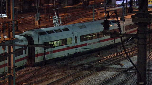 Entgleister Zug mit dem Bordrestaurant-Waggon. Entgleister Zug mit dem Bordrestaurant-Waggon.
