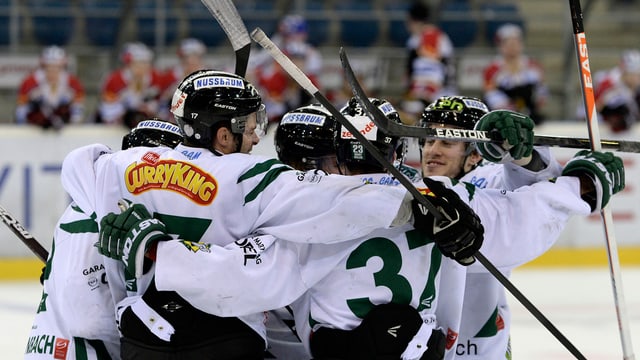 Oltner Eishockey-Spieler umarmen sich Oltner Eishockey-Spieler umarmen sich