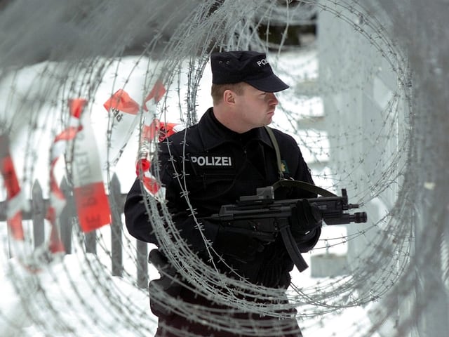In Davos sorgt 2001 ein Grossaufgebot von Sicherheitskräften dafür, dass das WEF nicht gestört wird.