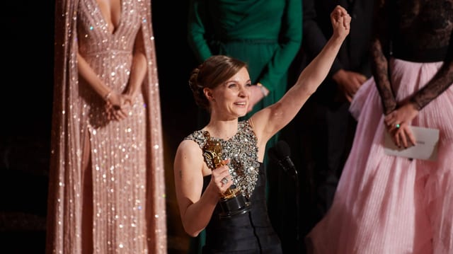 Hildur Guðnadóttir im Abendkleid und Preis in der Hand an den Grammy-Awards. Hildur Guðnadóttir im Abendkleid und Preis in der Hand an den Grammy-Awards.