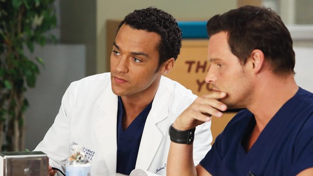 Jesse Williams als Dr. Jackson Avery, Justin Chambers als Dr. Alex Karev. Jesse Williams als Dr. Jackson Avery, Justin Chambers als Dr. Alex Karev.
