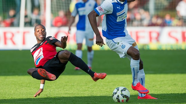 Spielerduell um den Ball Spielerduell um den Ball