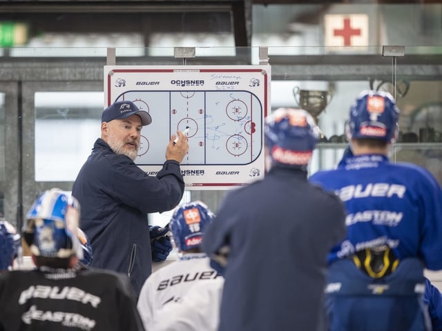 Der neue ZSC-Trainer Rikard Grönborg erklärt seinen Spieler eine Übung. Der neue ZSC-Trainer Rikard Grönborg erklärt seinen Spieler eine Übung.