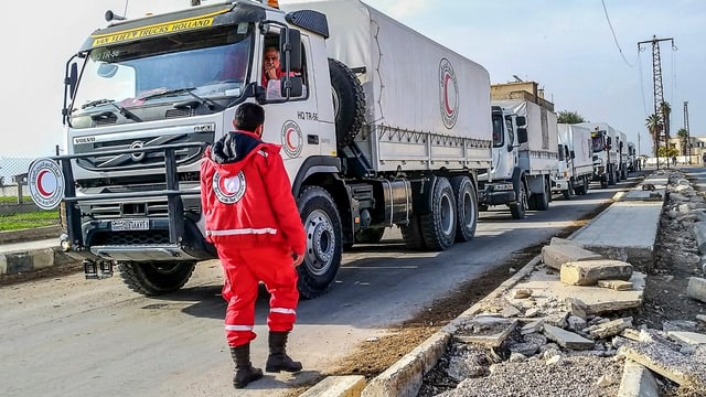 Warten auf Lebensmittel im belagerten Ost Ghuta. Seit kurzem können UNO-Konvois wieder einfahren. Warten auf Lebensmittel im belagerten Ost Ghuta. Seit kurzem können UNO-Konvois wieder einfahren.