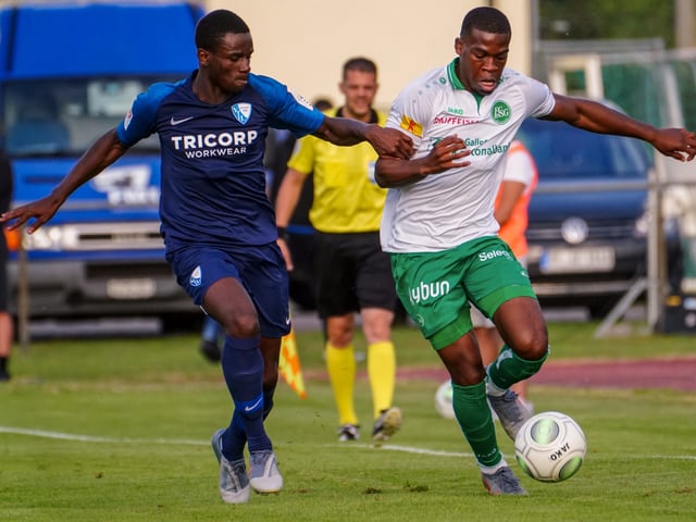 Jordi Osei-Tutu verfolgt einen Gegenspieler am Ball. Jordi Osei-Tutu verfolgt einen Gegenspieler am Ball.