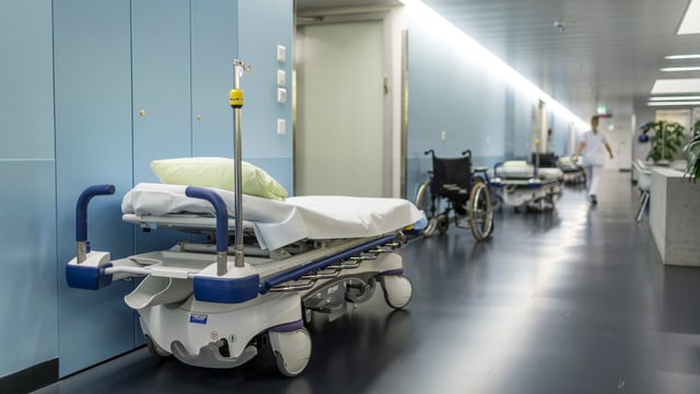 Spitalbetten im Trakt eines Krankenhauses. Spitalbetten im Trakt eines Krankenhauses.