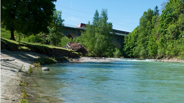 Thur mit Steinufer und Zug auf Brücke im Hintergrund Thur mit Steinufer und Zug auf Brücke im Hintergrund