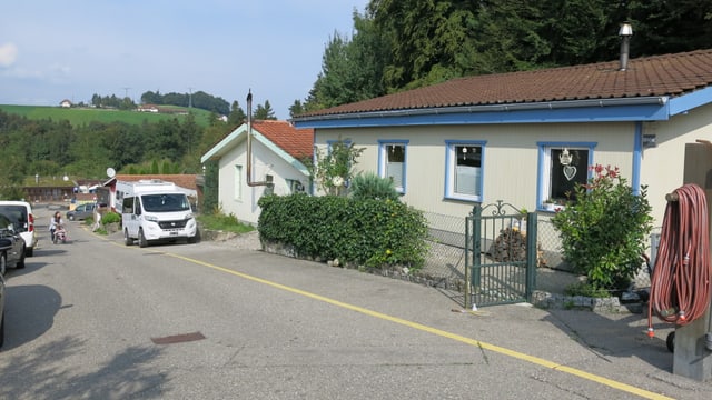 Aneinandergereihte Häuser an einer Quartierstrasse. Aneinandergereihte Häuser an einer Quartierstrasse.