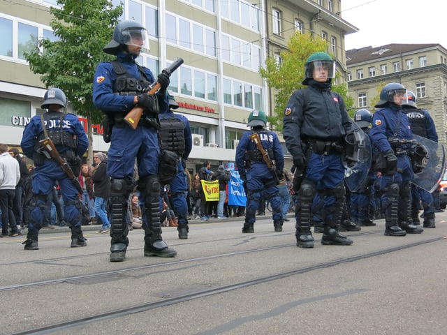 Polizisten und Demonstranten