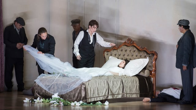 Ein weiblicher Romeo (Joyce DiDonato) am Sterbebett seiner Juli (Olga Kulchynska). So präsentiert das Opernhaus den grossen Belini-Klassiker.