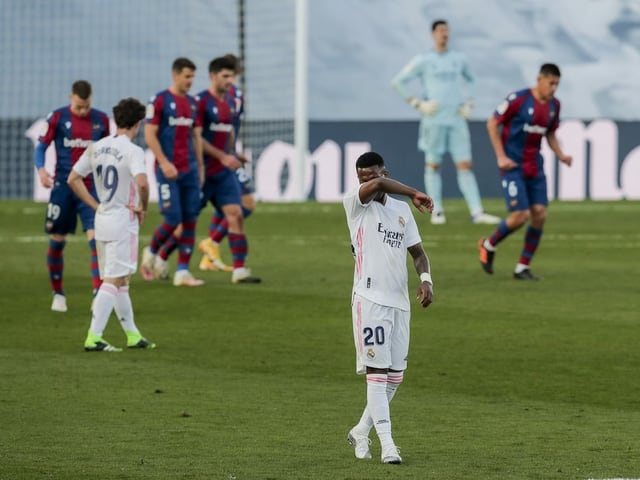 Real Madrid verliert zuhause mit 1:2 gegen Levante. Real Madrid verliert zuhause mit 1:2 gegen Levante.