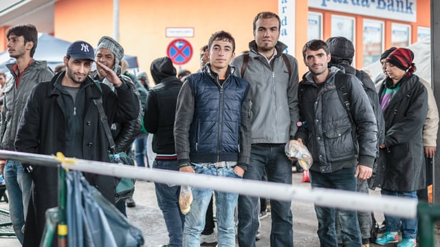 Junge Männer stehen in einer Reihe. Junge Männer stehen in einer Reihe.