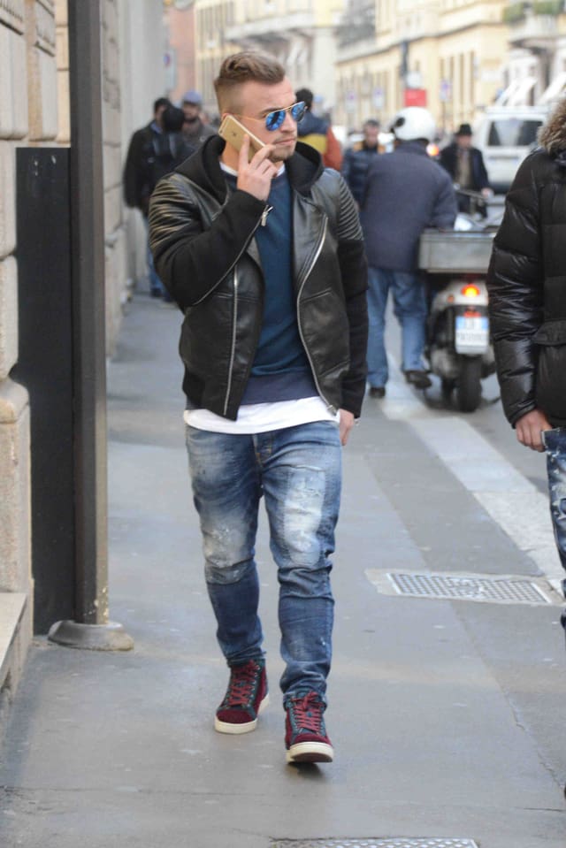 Xherdan Shaqiri in einer Strasse gehend und dem Handy telefonierend. Xherdan Shaqiri in einer Strasse gehend und dem Handy telefonierend.