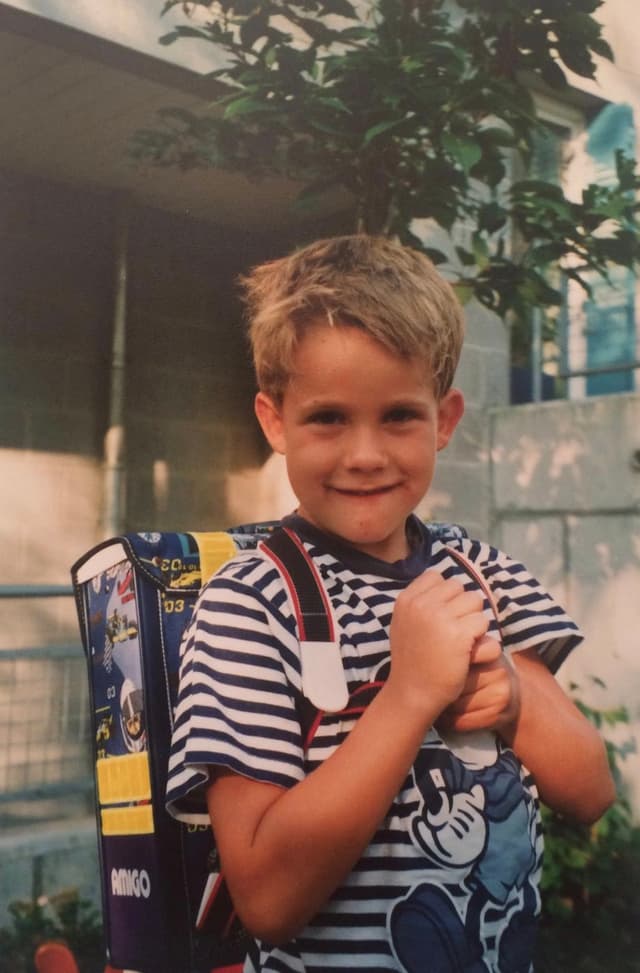 Sänger Damian Lynn als kleiner Schuljunge mit Ranzen Sänger Damian Lynn als kleiner Schuljunge mit Ranzen