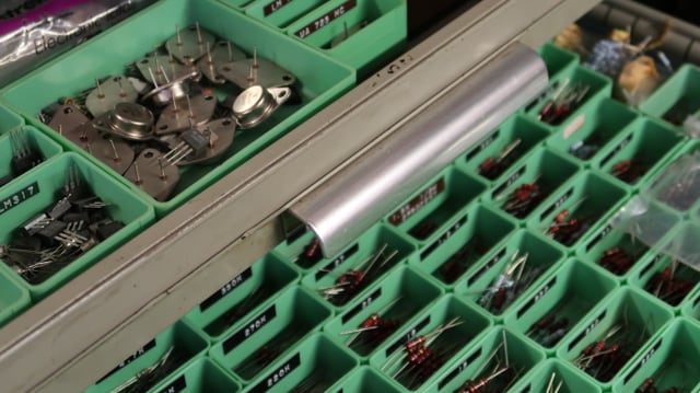 allerlei Elektronik-Ersatzteile, einsortiert in Schubladen allerlei Elektronik-Ersatzteile, einsortiert in Schubladen