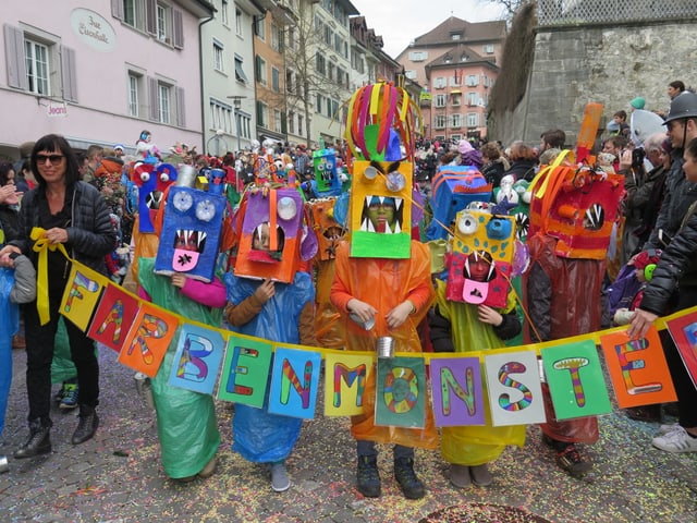 Schüler als Farbenmonster verkleidet