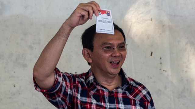 Amtsinhaber Basuki Tjahaja Purnama in kariertem Hemd bei der Stimmabgabe. Amtsinhaber Basuki Tjahaja Purnama in kariertem Hemd bei der Stimmabgabe.