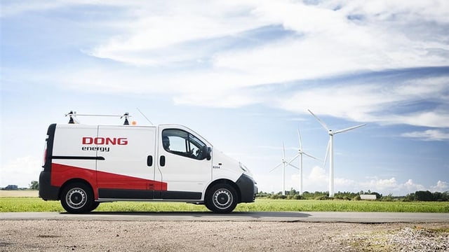 Fahrzeug von Dong Energy - im Hintergrund Windräder. Fahrzeug von Dong Energy - im Hintergrund Windräder.