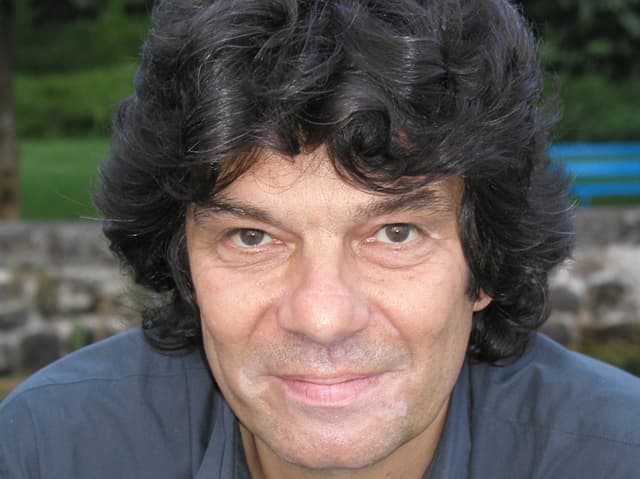 Der Psychiater Allan Guggenbühl lächelt in die Kamera Der Psychiater Allan Guggenbühl lächelt in die Kamera
