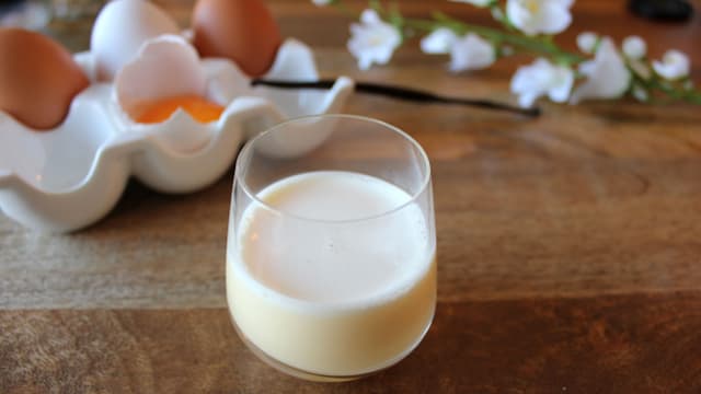 Eierlikör im Glas. Eierlikör im Glas.