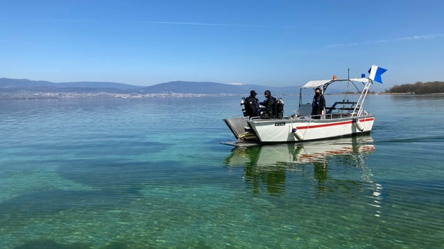 Zwei Taucher auf einem Boot auf dem Neuenburgersee Zwei Taucher auf einem Boot auf dem Neuenburgersee