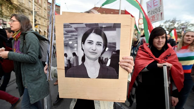 Hevrin Khalaf auf einem Poster Hevrin Khalaf auf einem Poster