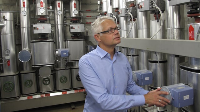 Markus Keiser vom ewl im Raum, wo das Heizwasser auf die verschiedenen Häuser verteilt wird. Markus Keiser vom ewl im Raum, wo das Heizwasser auf die verschiedenen Häuser verteilt wird.