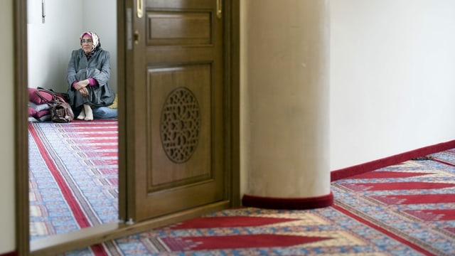 Eine Frau in einer Moschee Eine Frau in einer Moschee