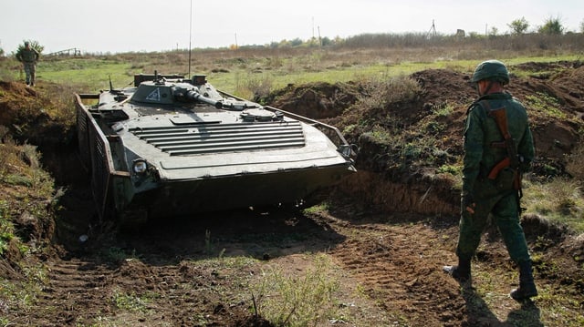 Ein Soldat und ein Panzer in der Ostukraine. Ein Soldat und ein Panzer in der Ostukraine.