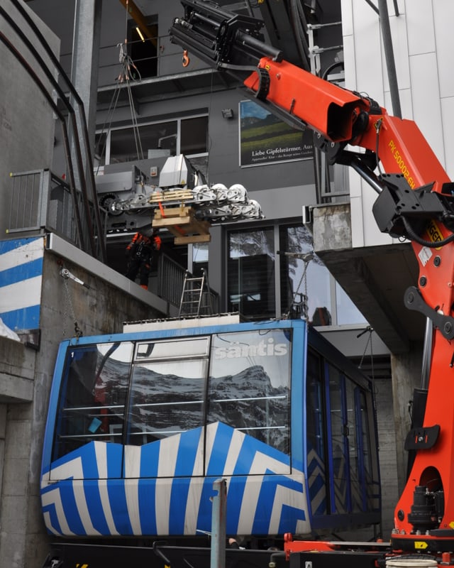 Das Laufwerk wird montiert Das Laufwerk wird montiert
