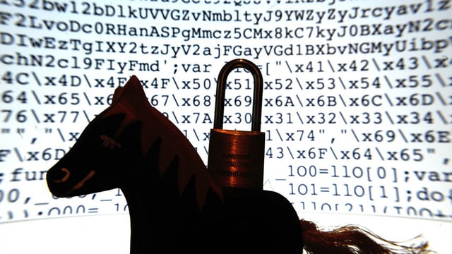 Computerbild mit trojanischem Pferd im Vordergrund Computerbild mit trojanischem Pferd im Vordergrund