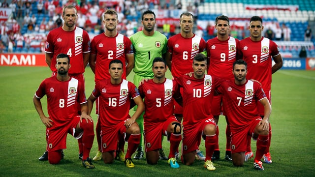 Gibraltars Nationalmannschaft posiert für das Mannschaftsfoto. Gibraltars Nationalmannschaft posiert für das Mannschaftsfoto.