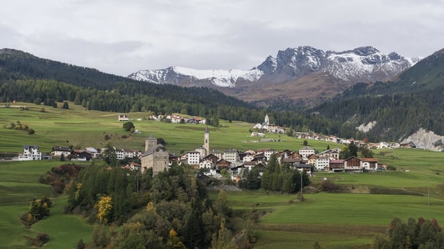 Blick auf das kleine Bergdorf im Frühling. Blick auf das kleine Bergdorf im Frühling.