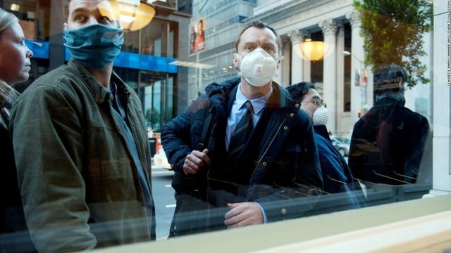 Zwei Männer mit Mundschutzmasken. Zwei Männer mit Mundschutzmasken.